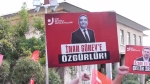 CHP'nin Beyoğlu mitingine katılan vatandaşlar, tutuklu belediye başkanlarına destek vererek iktidarın ekonomi yönetimine ve yüksek maliyetlere tepki gösterdi.
